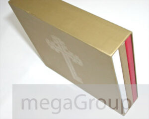 CD Box set holding 3 digipaks, embossing spot gloss