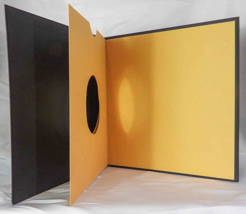 Swinging sleeve in vinyl book fiberboard material